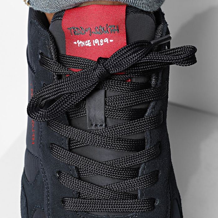 Scarpe nere da ginnastica