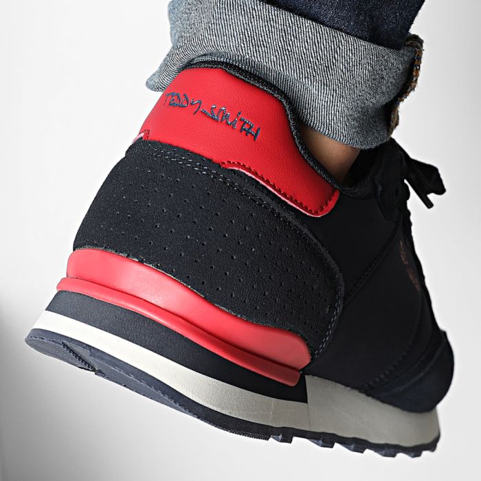 Scarpe nere da ginnastica